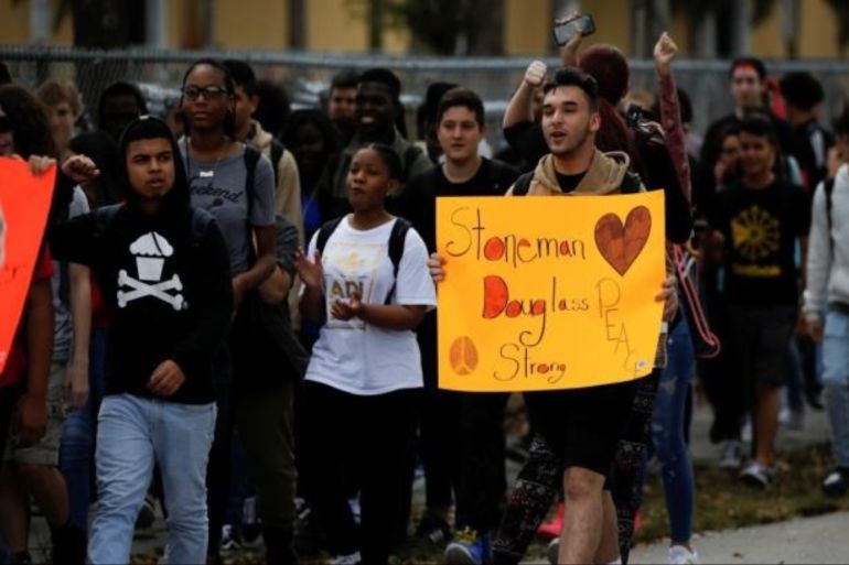美国学生游行示威 要求控枪
