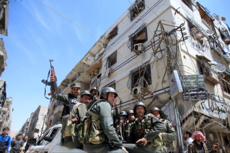 化武袭击发生后，叙利亚警方在杜马街头 [路透社]
