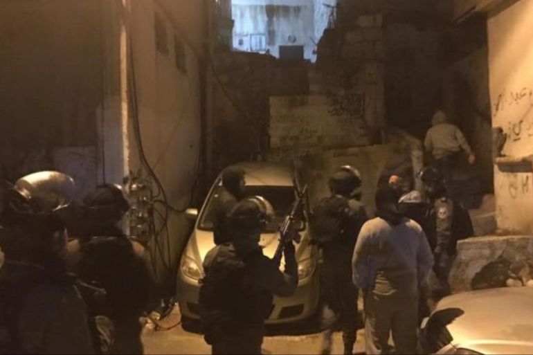 以色列军事封锁巴勒斯坦领土并逮捕数十人