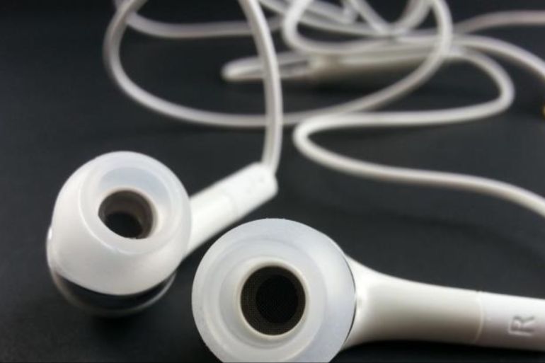 Listening to music through headphones is bad for children's hearing