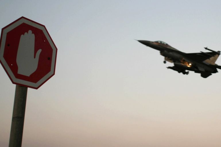 An Israeli Air Force F-16 fighter plane flying above a traffic sign after taking off for a mission in Lebanon from an Israeli Air Force Base in northern Israel in this July 20, 2006 file photo. Israeli warplanes bombed unidentified Syrian targets early on September 6, 2007, causing no damage or casualties, the official Syrian news agency said. Syrian air defences fired at the incoming planes, which crossed into Syria after midnight local time, the agency said. REUTERS/Ammar Awad/Files (ISRAEL)