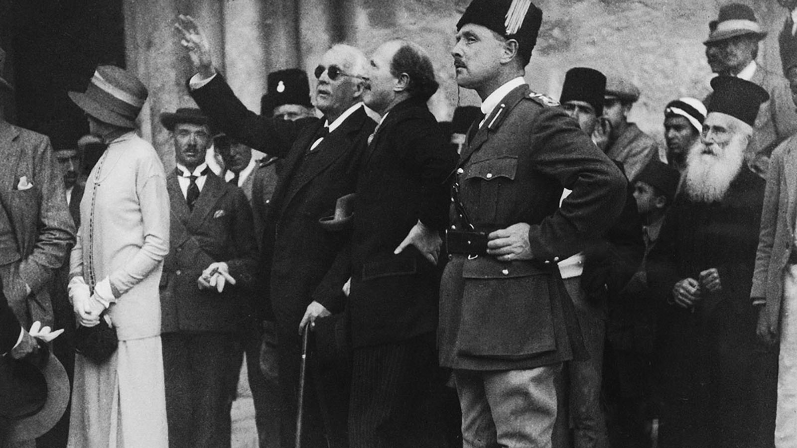1925年4月9日对耶路撒冷的一次访问中，贝尔福向罗纳德·斯托尔斯总督讲解圣墓教堂的特点。[Topical Press Agency/赫尔顿档案/盖蒂图片社]