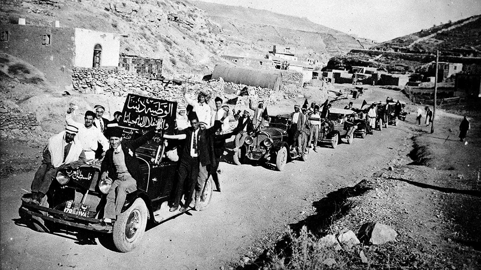   1936年，阿拉伯抗议者行至约旦首都安曼，以抗议贝尔福宣言。横幅上写着：“阿拉伯人的巴勒斯坦”和“我们的祖国是我们的信仰，完全的自由是我们的性命”。[Roger Viollet/盖蒂图片社]