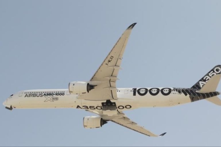 空客A350-1000飞机在国际航线试飞期间准备在哈马德国际机场降落 [路透社]