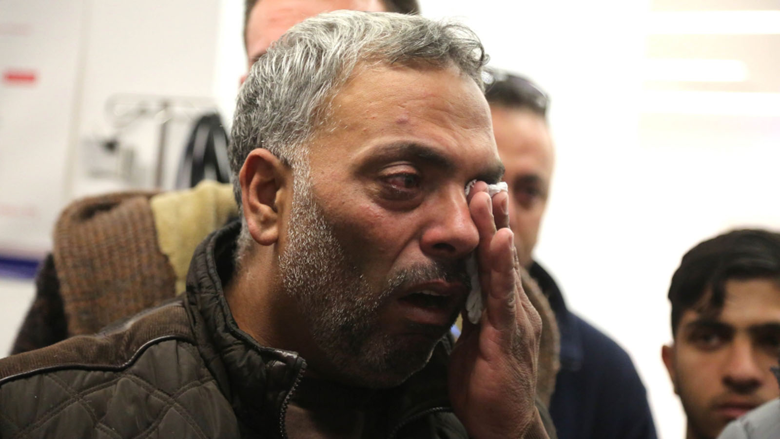 穆萨布的父亲因儿子离世在拉马拉的医院痛哭不止  (阿纳多卢通讯社/ Issam Rimawi)
