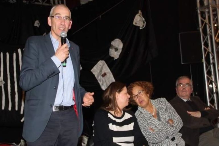 热讷维耶市长勒克莱尔在此前的一次活动中对巴勒斯坦表示支持 [半岛电视台]