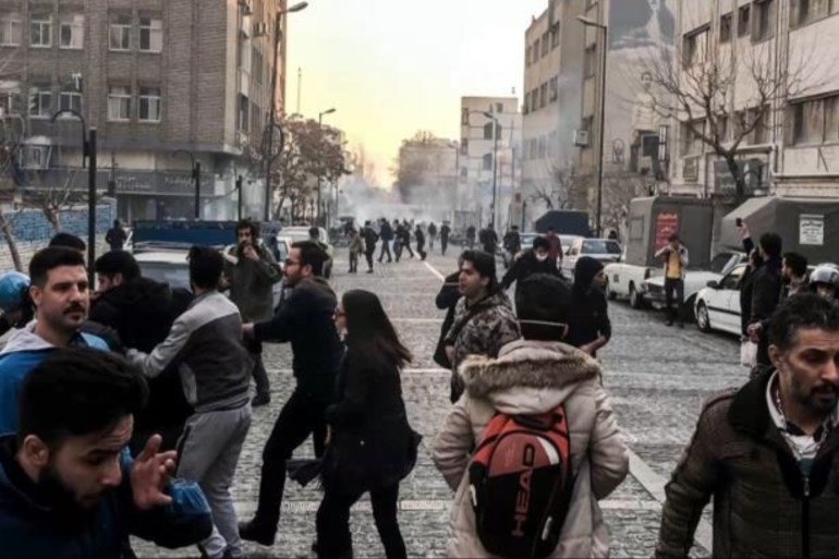 自上周四起，伊朗反对政府政策的抗议活动一直持续 [半岛电视台]