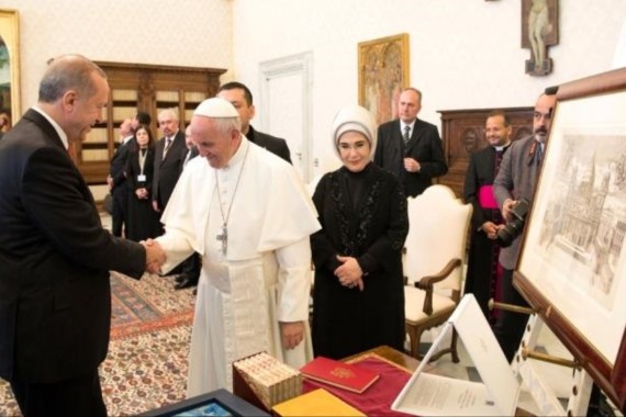 教皇弗朗西斯与埃尔多安在梵蒂冈举行特别会议并互赠礼物 [路透社]