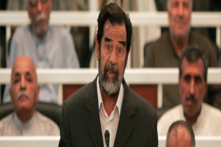 صدام حسين في المحكمة في 19-10-2005