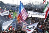 2018年2月11日，伊朗，德黑兰，伊朗人在伊斯兰1979年革命39周年的集会上焚烧美国国旗。[美联社/埃布拉西姆·诺罗齐]