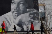 在美国，田纳西州，人们聚集在MLK大道进行年度游行，以缅怀马丁·路德·金 [路透社] 