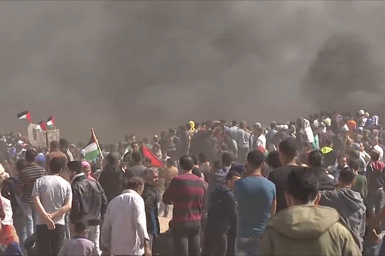 إصابات في مواجهات بين الفلسطينيين والاحتلال في فعاليات مسيرة العودة.. والجيش الإسرائيلي يهدد بقمع محاولات المس بالسياج الأمني على الحدود