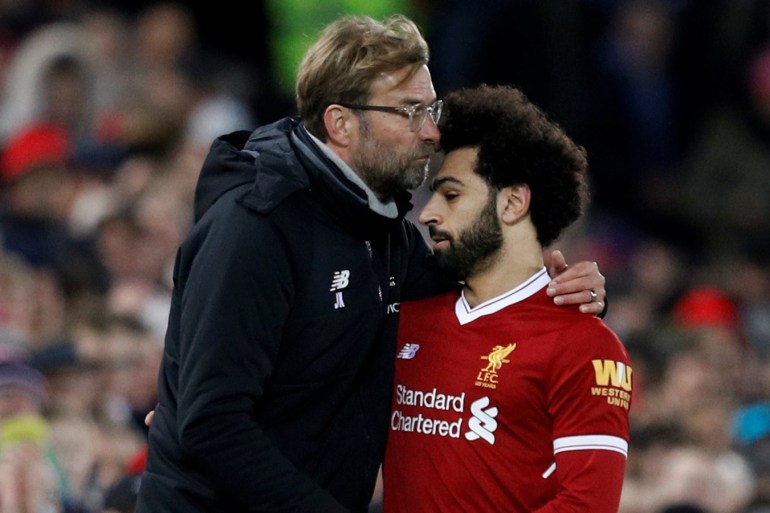 Soccer Football - Premier League - Liverpool vs Leicester City - Anfield, Liverpool, Britain - December 30, 2017 Liverpool manager Juergen Klopp congratulates Mohamed Salah as he is substituted REUTERS/Phil Noble EDITORIAL USE ONLY. No use with unauthorized audio, video, data, fixture lists, club/league logos or