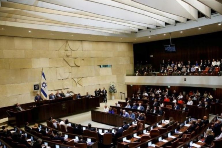 4月30日，以色列议会通过的法案降低了阿拉伯语的地位，并划立了专门的犹太人社区 [路透社]