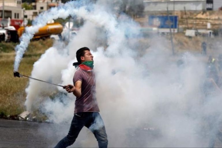 巴勒斯坦青年在与约旦河西岸以色列占领军的对抗中（路透社）