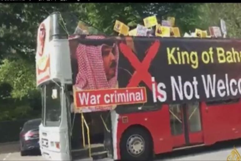 一辆大巴车上有表示不欢迎巴林国王访问伦敦的宣传画[半岛电视台]