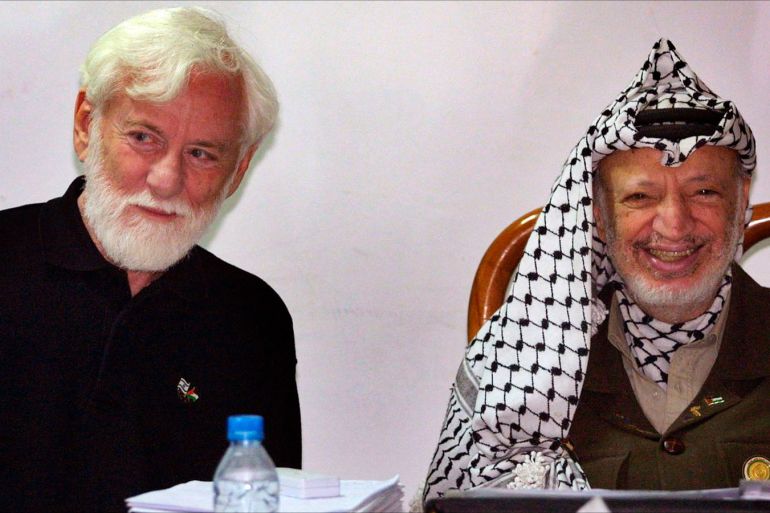 Israeli political activist Uri Avnery, left, with former Palestinian leader Yasser Arafat in 2002. (Brennan Linsley/AP)