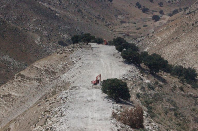 اليات تقوم بشق طريق لمد أنبوب الغاز الإسرائيلي شمالي الأردن (الجزيرة نت)