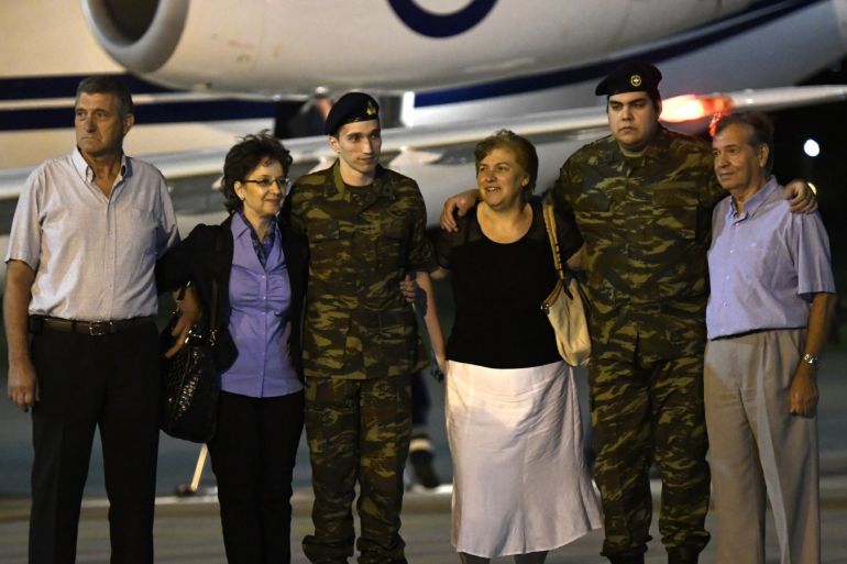 Turkey frees two Greek soldiers