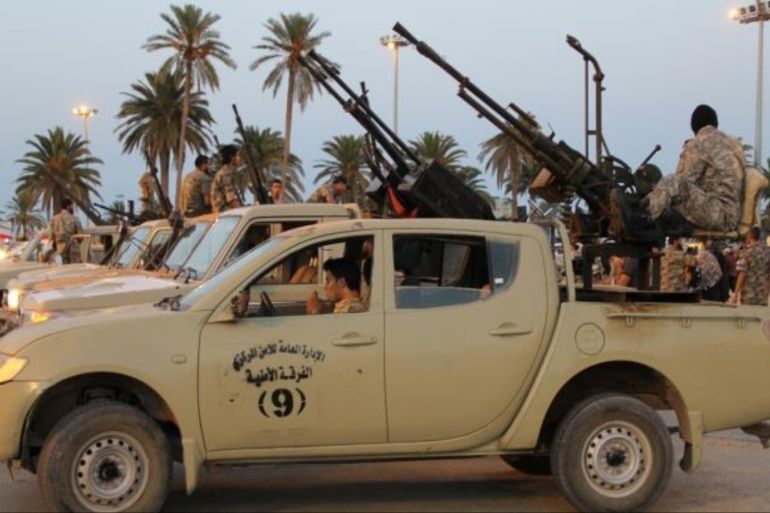 مركبات عسكرية تابعة لحكومة الوفاق وسط مدينة طرابلس (الجزيرة-أرشيف)