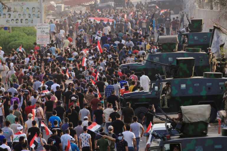 Iraqi protesters gather during a protest near the building of the government office in Basra, Iraq September 5, 2018. REUTERS/Alaa al-Marjani