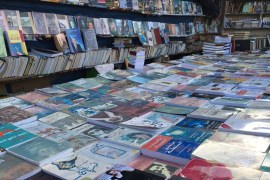 مكتبات على الرصيف تعرض كتباً مزيفة في اليمن (الجزيرة نت)