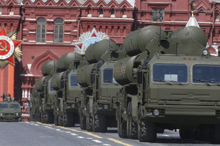 Russian S-400 Triumph medium-range and long-range surface-to-air missile systems drive during the Victory Day parade at Red Square in Moscow, Russia, May 9, 2015. Russia marks the 70th anniversary of the end of World War Two in Europe on Saturday with a military parade, showcasing new military hardware at a time when relations with the West have hit lows not seen since the Cold War. REUTERS/Sergei Karpukhin