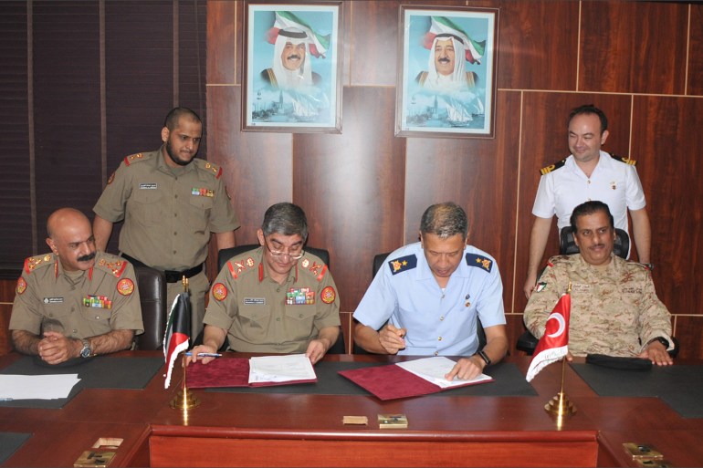 صورة للجنة التعاون العسكرية الكويتية ــ التركية - لتوقيع خطة العمل