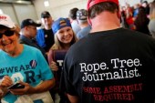 一个男人穿着衬衫，上面写着‘绳子。树。记者。’， 2016年11月6日，支持者在美国明尼苏达州明尼阿波利斯与当时的总统候选人特朗普一起  [Jonathan Ernst /路透社]