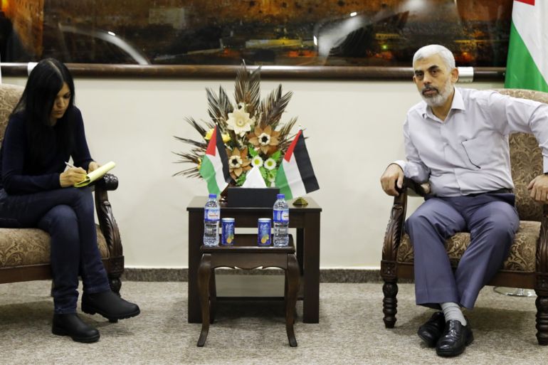 قائد حركة حماس يحيى السنوار ي بغزة مع الصحفية الإيطالية فرانشيسكا بوري