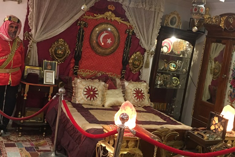 سرير السلطان عبد الحميد وخزانة الملكة فيكتوريا في متحف الطريجي