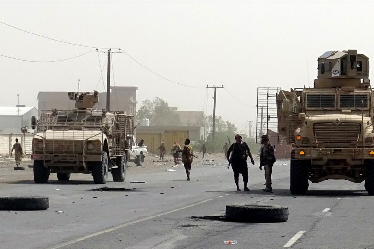 epa07153980 Yemeni pro-government forces take part in military operations as they advance in the port city of Hodeidah, Yemen, 09 November 2018. According to reports, the Saudi-led military coalition and Yemeni government forces have drastically escalated assaults on the Houthi rebels-controlled port city of Hodeidah as UN-brokered peace talks between the warring parties in Yemen have been postponed until December 2018. EPA-EFE/STRINGER
