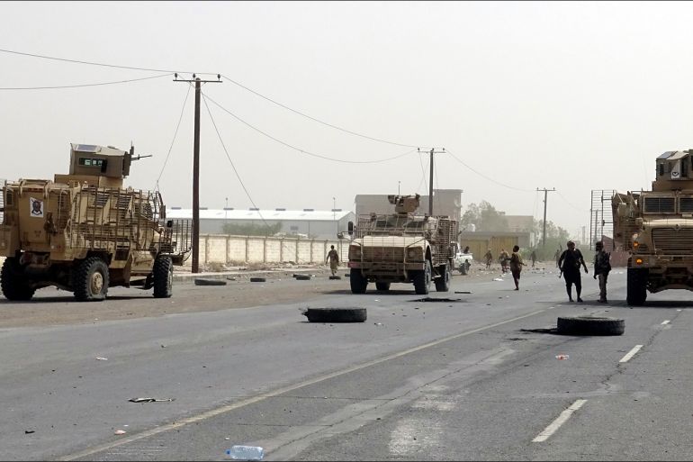 epa07153979 Yemeni pro-government forces take part in military operations as they advance in the port city of Hodeidah, Yemen, 09 November 2018. According to reports, the Saudi-led military coalition and Yemeni government forces have drastically escalated assaults on the Houthi rebels-controlled port city of Hodeidah as UN-brokered peace talks between the warring parties in Yemen have been postponed until December 2018. EPA-EFE/STRINGER