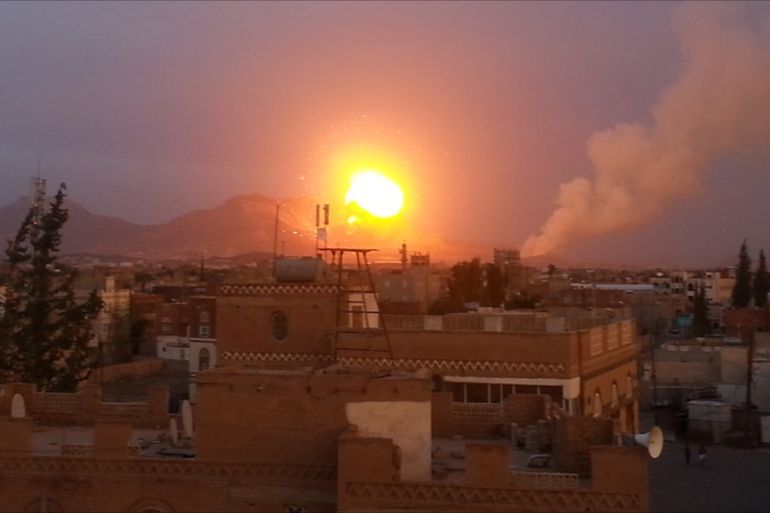 صورة أرشيفية خاصة بالجزيرة نت صنعاء 11 مايو 2015 انفجارات ضخمة وكبيرة بعد قصف مخازن السلاح بجبل نقم شرق صنعاء.