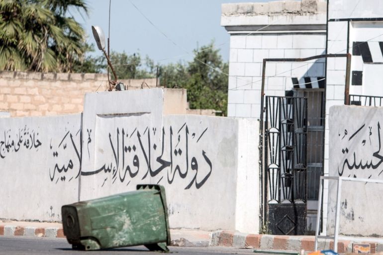 صورة لأحد مقرات تنظيم الدولة في الرقة السورية تعود إلى 2015 (رويترز)