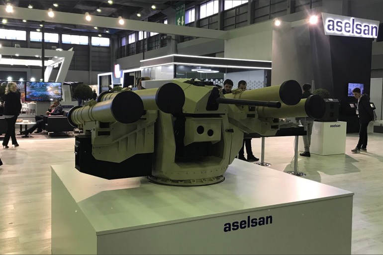 خليل مبروك - مدفع رشاش متعدد الفوهات من إنتاج أسيلسان التركية في أحد المعارض - إسطنبول - تركيا.