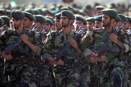 Members of Iran's Revolutionary Guards march during a military parade to commemorate the 1980-88 Iran-Iraq war in Tehran September 22, 2007. REUTERS/Morteza Nikoubazl/File Photo