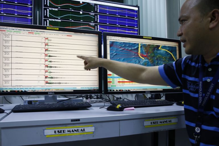epa06136980 A senior science research specialist shows computer data on a 6.2-magnitude earthquake recorded by the Philippine Institute of Volcanology and Seismology (Phivolcs) in Quezon City, east of Manila, Philippines, 11 August 2017. A magnitude 6.2 earthquake struck Luzon region with its epicenter located in Batangas province, southwest of Manila on 11 August, as various government response agencies continue to gather information on the effects of the earthquake. E