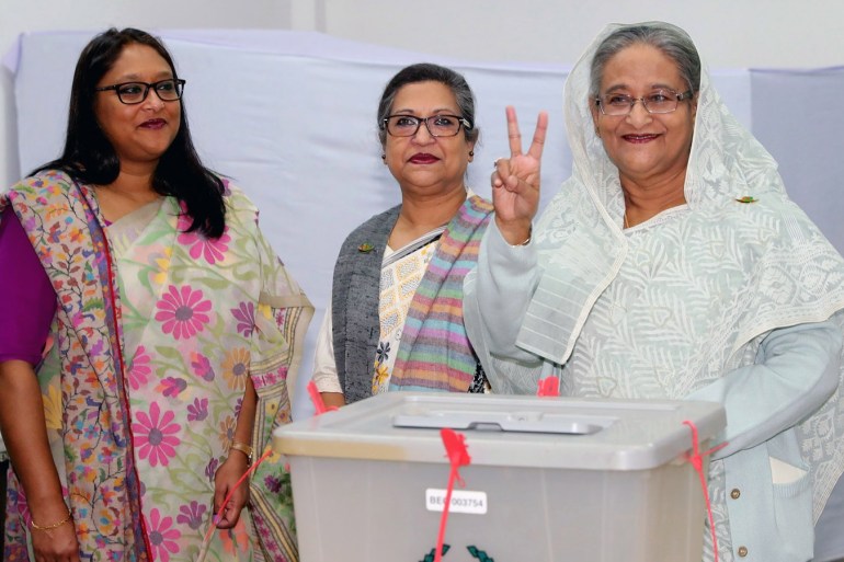 الشيخة حسينة واجد (يمين) تدلي بصوتها في الانتخابات البرلمانية في بنغلاديش يوم 30 ديسمبر كانون الأول 2018 (الأوروبية)