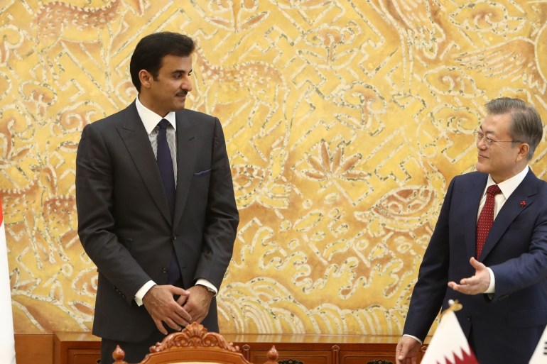 SEOUL, SOUTH KOREA - JANUARY 28: South Korean President Moon Jae-in (R) attends with Qatar's Emir Sheikh Tamim bin Hamad Al Thani (L) during a signing agreement following their meeting at the presidential Blue House on January 28, 2019 in Seoul, South Korea. (Photo by Chung Sung-Jun/Getty Images)