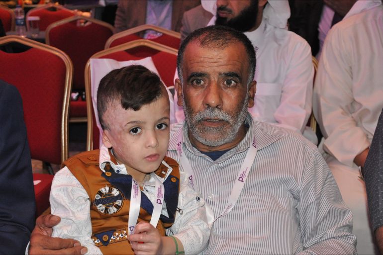 صورة 5 الطفل أحمد دوابشة بحضن جده، وهو الطفل حيد الذي نجى من إرهاب المستوطنين الذين أضرموا النيران في منزل العائلة.