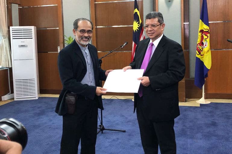 رئيس حركة مقاطعة وفضح إسرائيل ومعاقبتها ( يسار) يسلم مذكرة الهيئات الإنسانية لوزير خارجية مالزييا