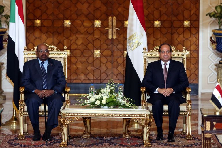 epa05571322 Egyptian President Abdel Fattah al-Sisi (R) and Sudanese President Omar Bashir (L) meet prior to the signing of a number of agreements in Cairo, Egypt, 05 Otober 2016. The meeting came as part of the Egyptian-Sudanese high committee, and its the first time that two presidents have headed this committee as its always held at the prime ministerial level. A number of economic agreements was signed during the meeting. EPA/KHALED ELFIQI