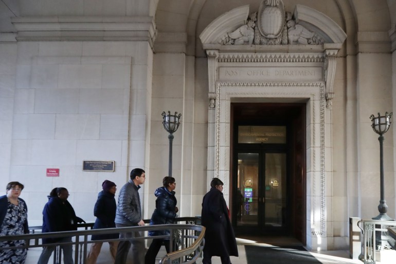 WASHINGTON, DC - JANUARY 28: Federal employees return to work at the Environmental Protection Agency headquarters January 28, 2019 in Washington, DC. Furloughed employees returned to work Monday following the end of the longest-ever partial federal government shutdown. Chip Somodevilla/Getty Images/AFP== FOR NEWSPAPERS, INTERNET, TELCOS & TELEVISION USE ONLY ==