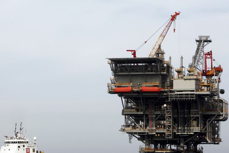 An Israeli gas platform, controlled by a U.S.-Israeli energy group, is seen in the Mediterranean sea, some 15 miles (24 km) west of Israel's port city of Ashdod, in this file picture taken February 25, 2013. Prime Minister Benjamin Netanyahu has won more time to overcome a political hurdle after parliament postponed a vote on authorising the government to secure a deal on developing Israel's natural gas fields. Picture taken February 25, 2013. REUTERS/Amir Cohen/Files