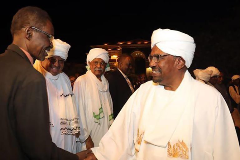 الرئيس السوداني عمر البشير يستقبل الصحفيين المعارضين في القصر - المصدر: وكالة السودان للأنباء