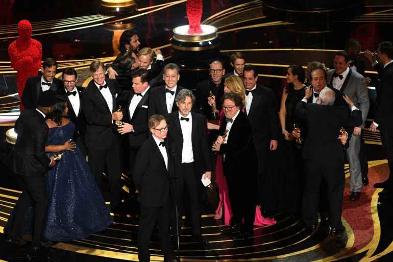 HOLLYWOOD, CALIFORNIA - FEBRUARY 24: Cast and crew of 'Green Book,' including Linda Cardellini Mahershala Ali, Octavia Spencer, Brian Currie, Charles B. Wessler, Jim Burke, Peter Farrelly, and Nick Vallelonga accept the Best Picture award during the 91st Annual Academy Awards at Dolby Theatre on February 24, 2019 in Hollywood, California. Kevin Winter/Getty Images/AFP== FOR NEWSPAPERS, INTERNET, TELCOS & TELEVISION USE ONLY ==