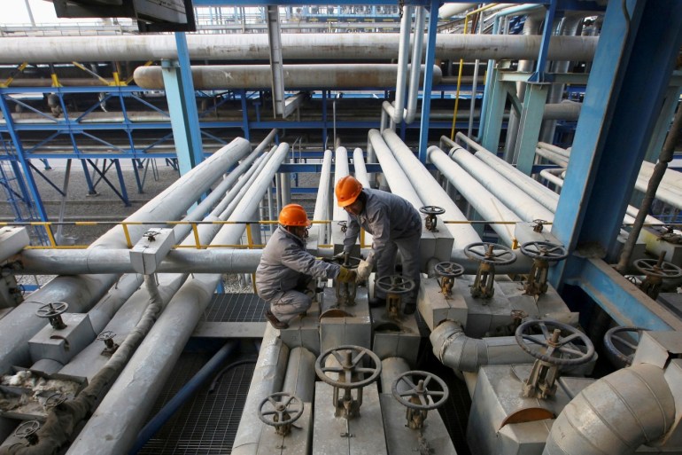 FILE PHOTO: Employees close a valve of a pipe at a PetroChina refinery in Lanzhou, Gansu province January 7, 2011. REUTERS/Stringer/File Photo CHINA OUT. NO COMMERCIAL OR EDITORIAL SALES IN CHINA