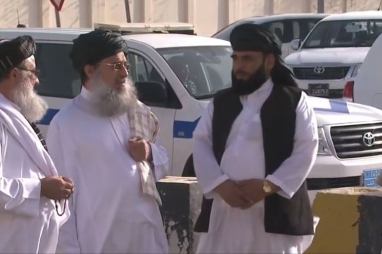 قياديون في حركة طالبان قرب مقر مكتبهم السياسي في قطر