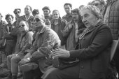 1973年10月21日，当时的以色列总理梅厄（右），国防部长摩西达扬在十月战争期间的戈兰高地访问部队。[Ron Frenkel / GPO / 盖帝图片]
